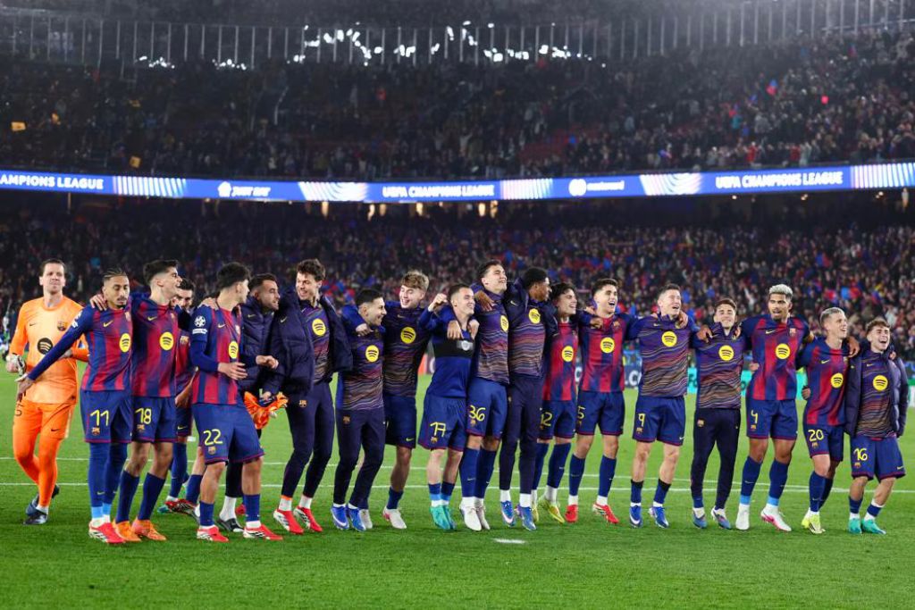 لاعبو برشلونة الإسباني يحتفلون مع جماهيرهم بالتأهل للدور ربع النهائي